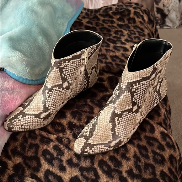 Sleek Black and Cream Ankle Booties with Pointed Toe - Picture 3 of 5